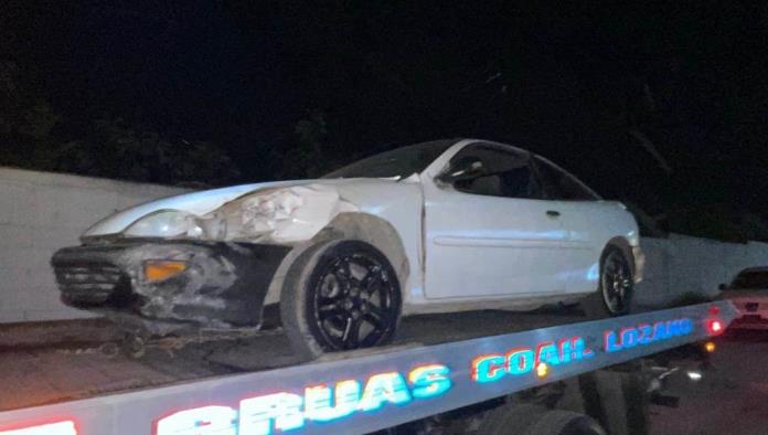 Se estrella en Cavalier, escapa y abandona auto