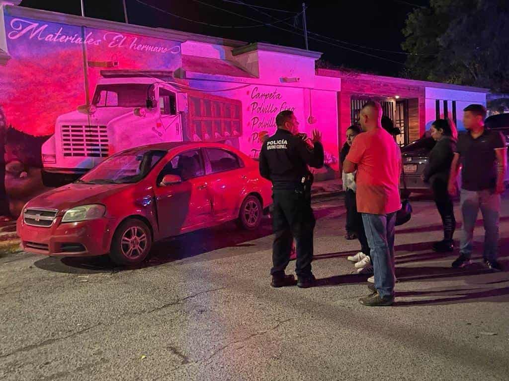 Se estrella en Cavalier, escapa y abandona auto