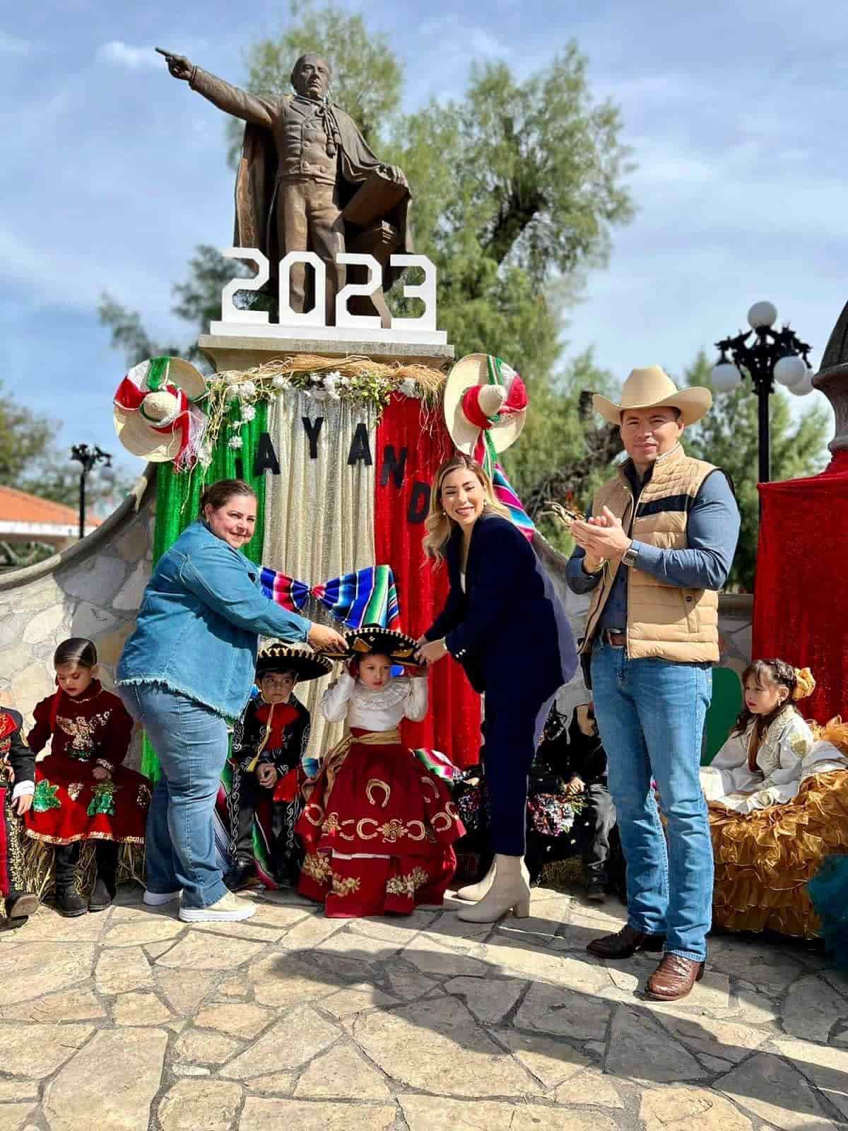 Ensombrera Tania a Adelita y su Juan