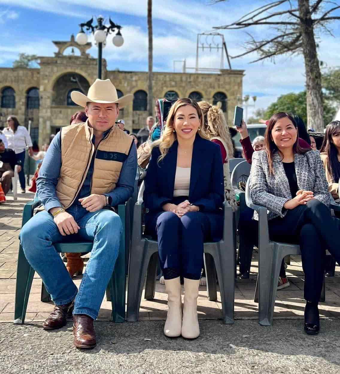 Ensombrera Tania a Adelita y su Juan