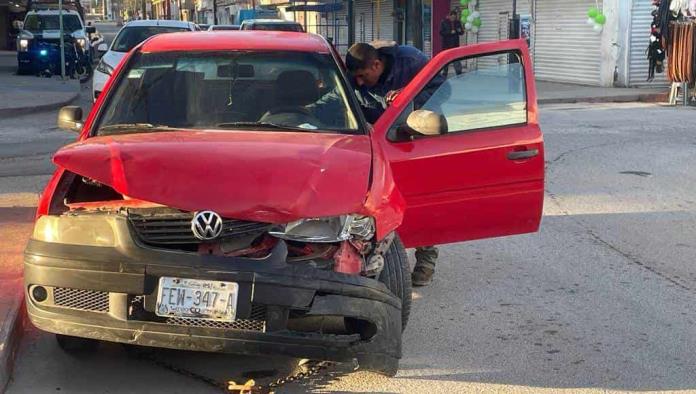 Le chocan auto por pasarse rojo
