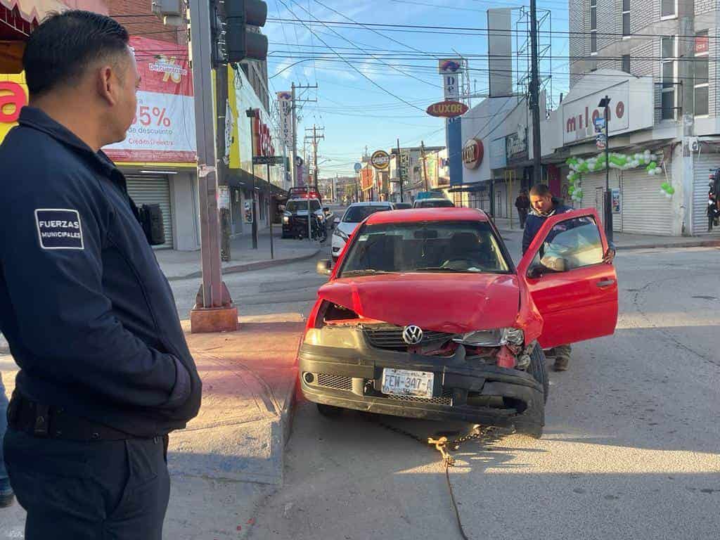 Le chocan auto por pasarse rojo