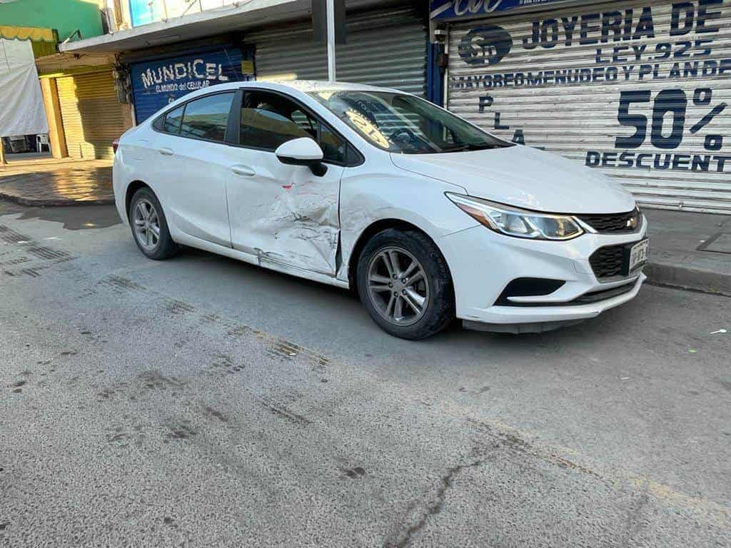 Le chocan auto por pasarse rojo