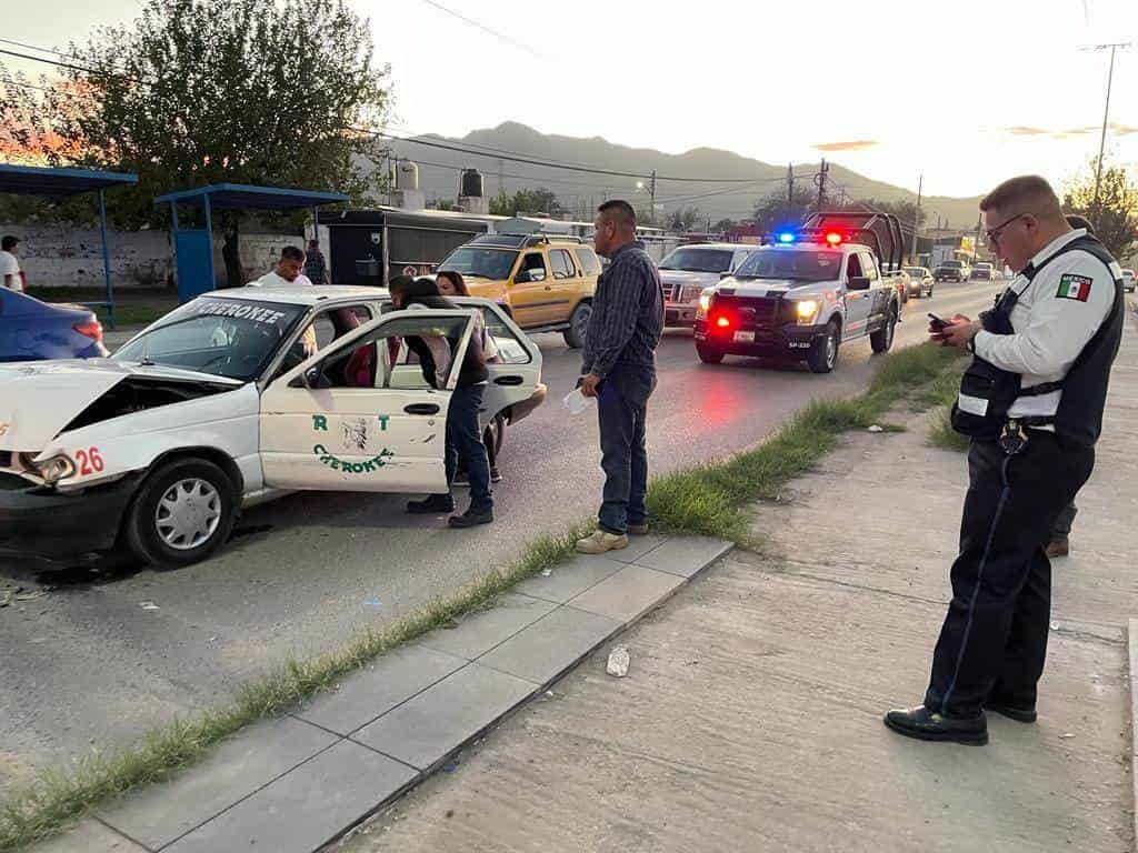 Lesiona taxista a abuelita y su nieto