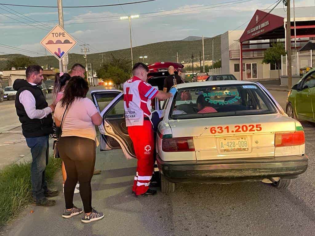 Lesiona taxista a abuelita y su nieto