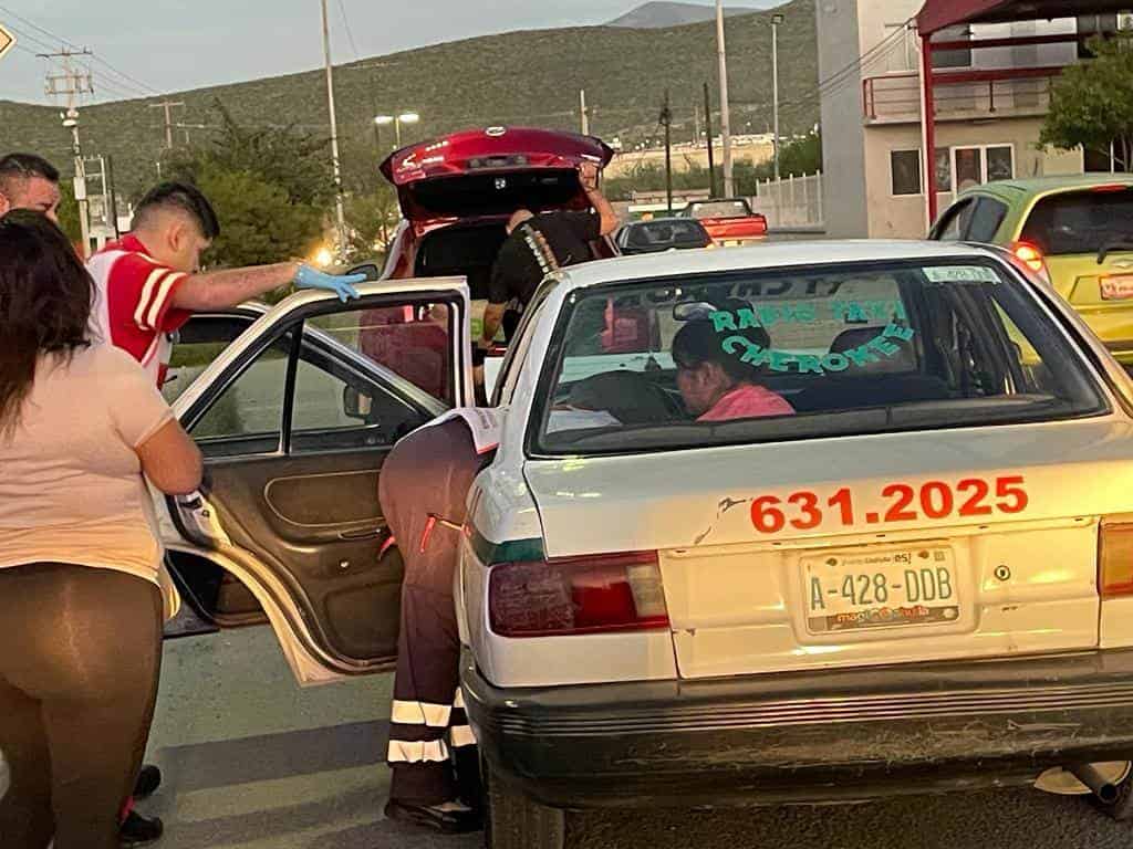 Lesiona taxista a abuelita y su nieto