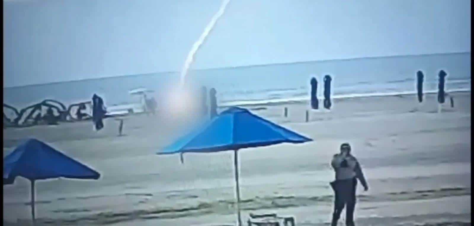 Rayo cae sobre bañista en una playa de Colombia