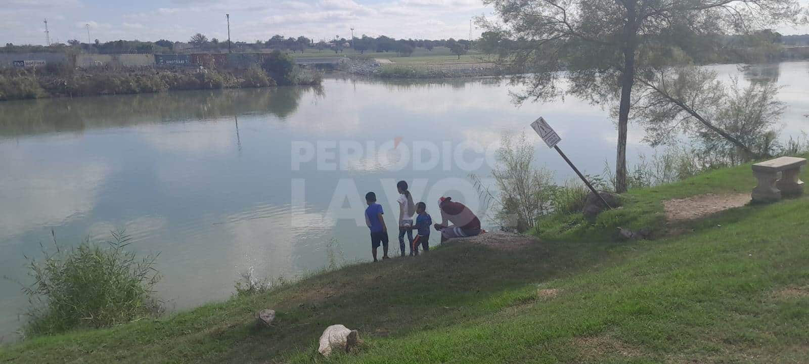 Caravana de 500 migrantes cruzó a Eagle Pass COMO SI NADA durante la madrugada
