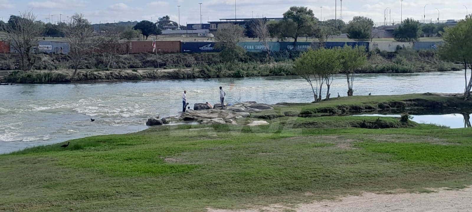 Caravana de 500 migrantes cruzó a Eagle Pass COMO SI NADA durante la madrugada