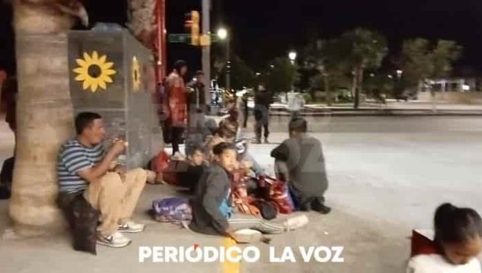 Caravana de 500 migrantes cruzó a Eagle Pass COMO SI NADA durante la madrugada