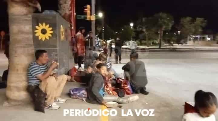 Caravana de 500 migrantes cruzó a Eagle Pass COMO SI NADA durante la madrugada