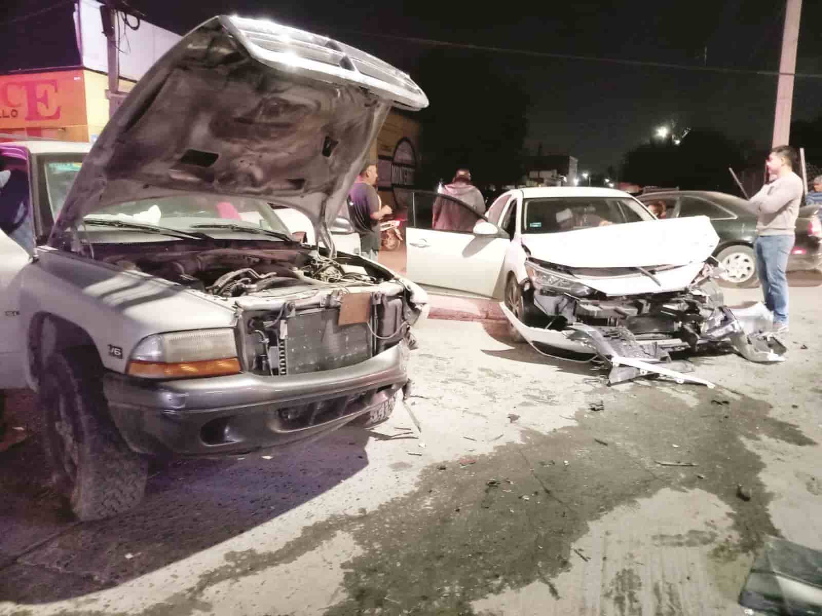 El choque dejó saldo de tres personas lesionadas y cuantiosos daños materiales.