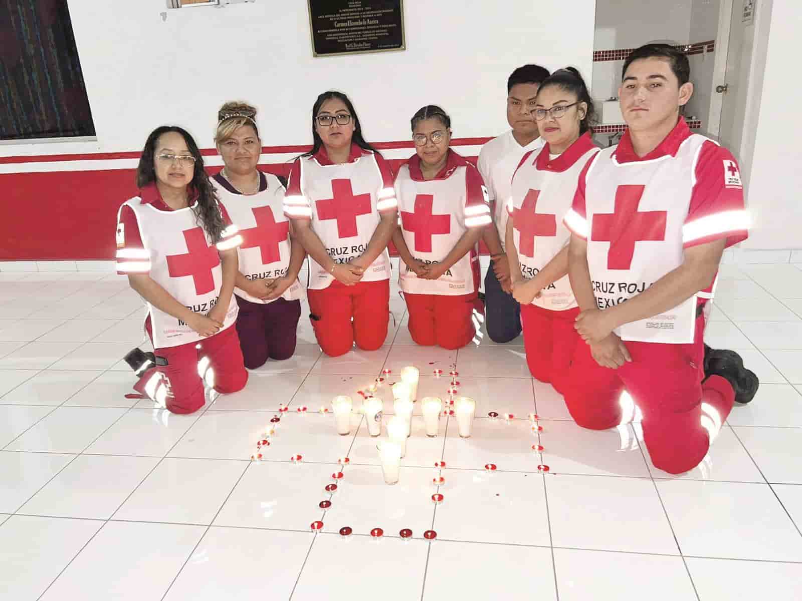 Paramédicos de la Cruz Roja recordaron a las víctimas mortales de accidentes viales.