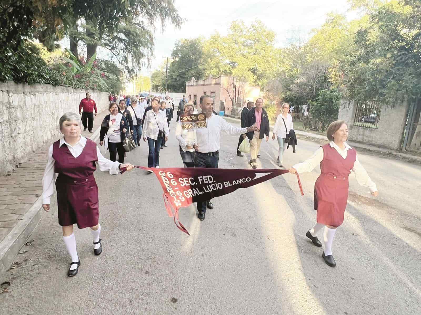 El desfile recorrió la arteria Adolfo E. Romo hasta llegar a la Secundaria Lucio Blanco.