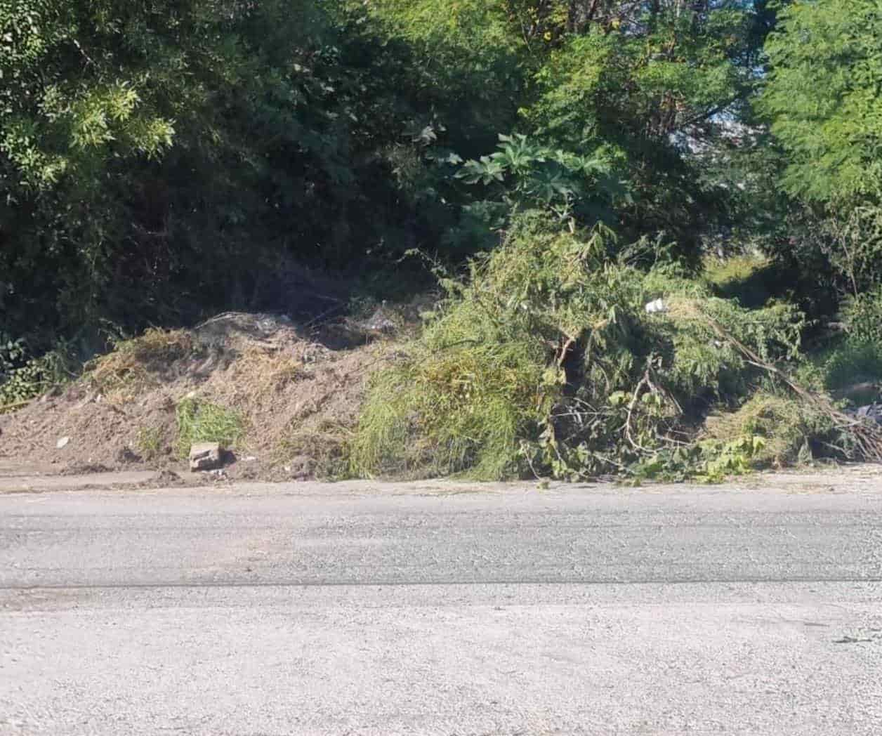 Tapan con escombro paso de agua pluvial