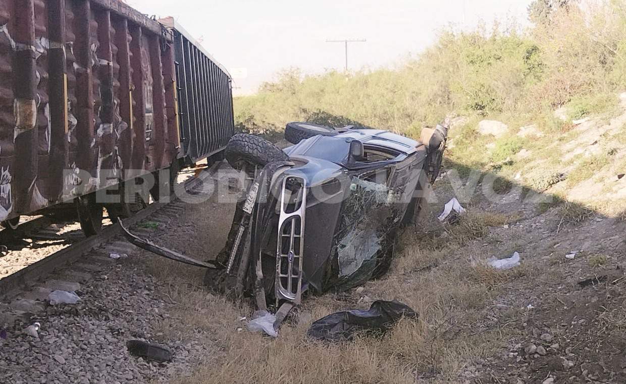 ¡Se la llevó el tren! Se atasca camioneta en la vías ferroviarias
