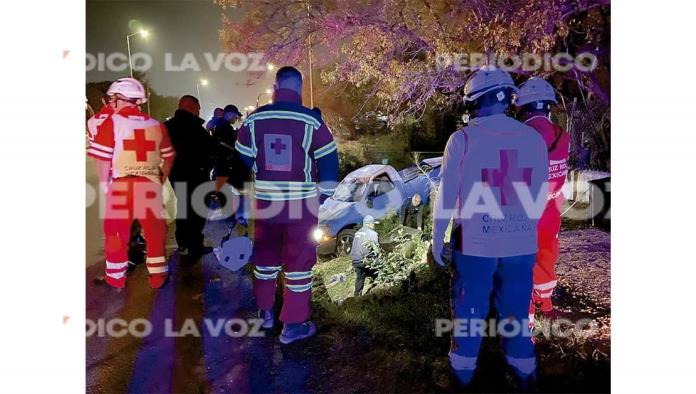 Vuelca camioneta en canal de desagüe