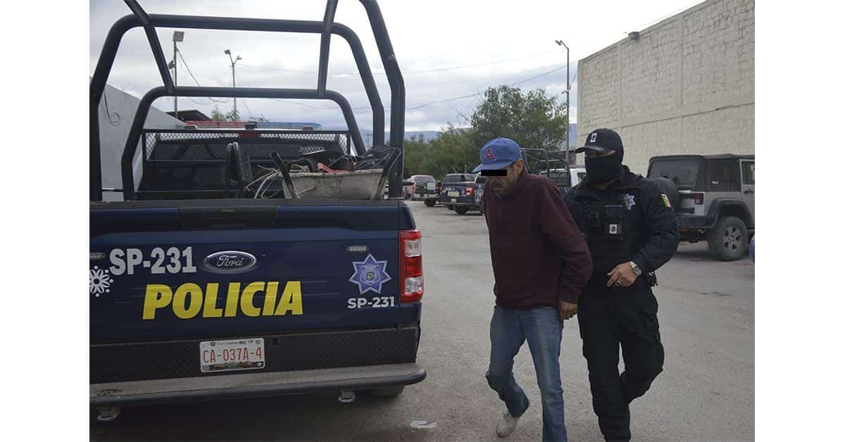 Arrestan a dos por drogarse en la calle