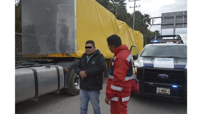 Tumba lona a motociclista en puente de Altos Hornos