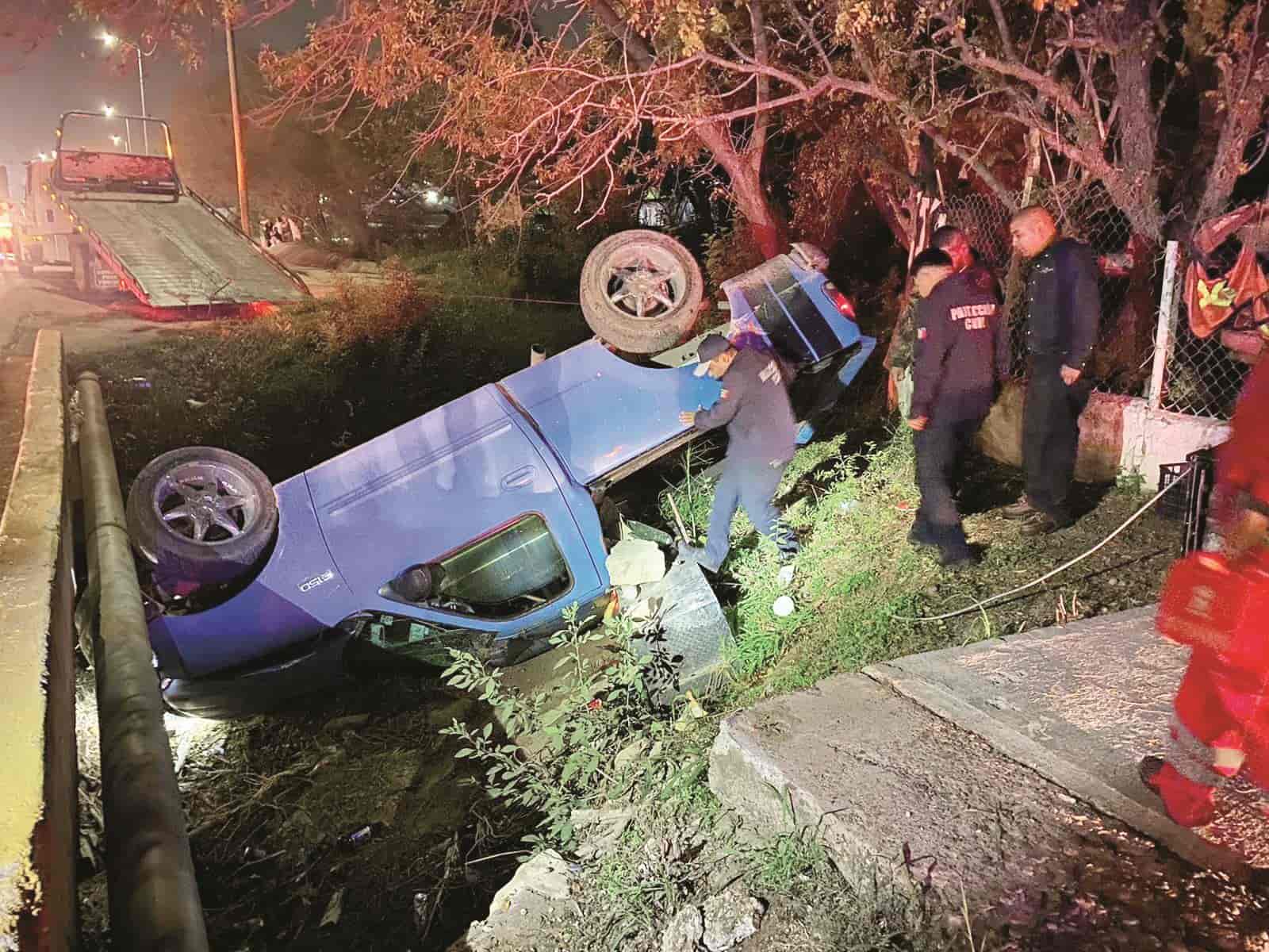 Vuelca camioneta en canal de desagüe
