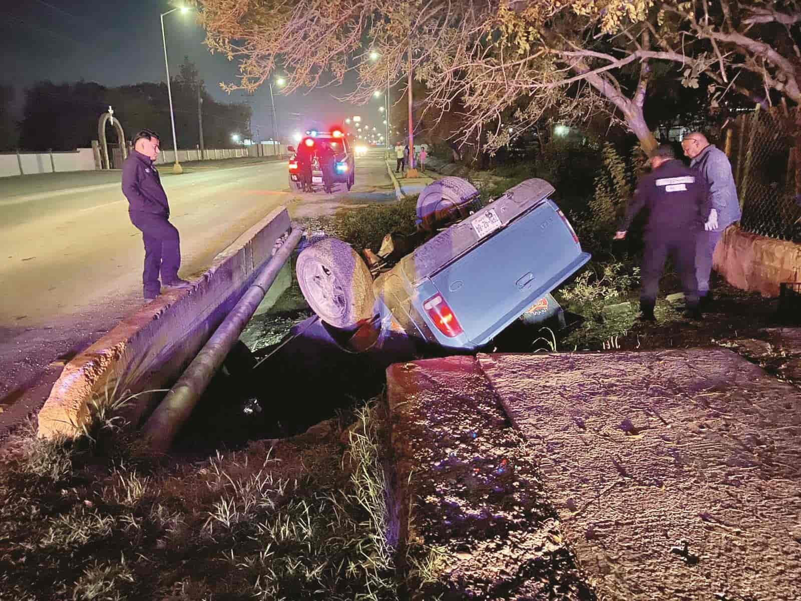 Vuelca camioneta en canal de desagüe