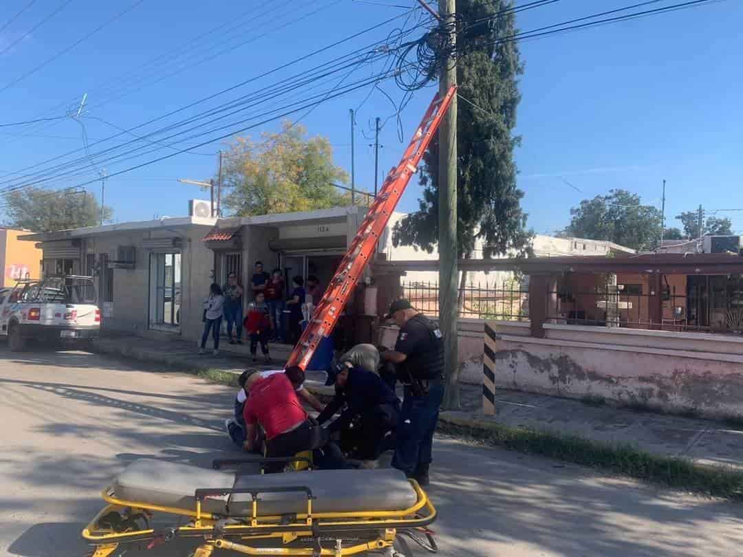 Recibe descarga y cae  de 5 metros de altura