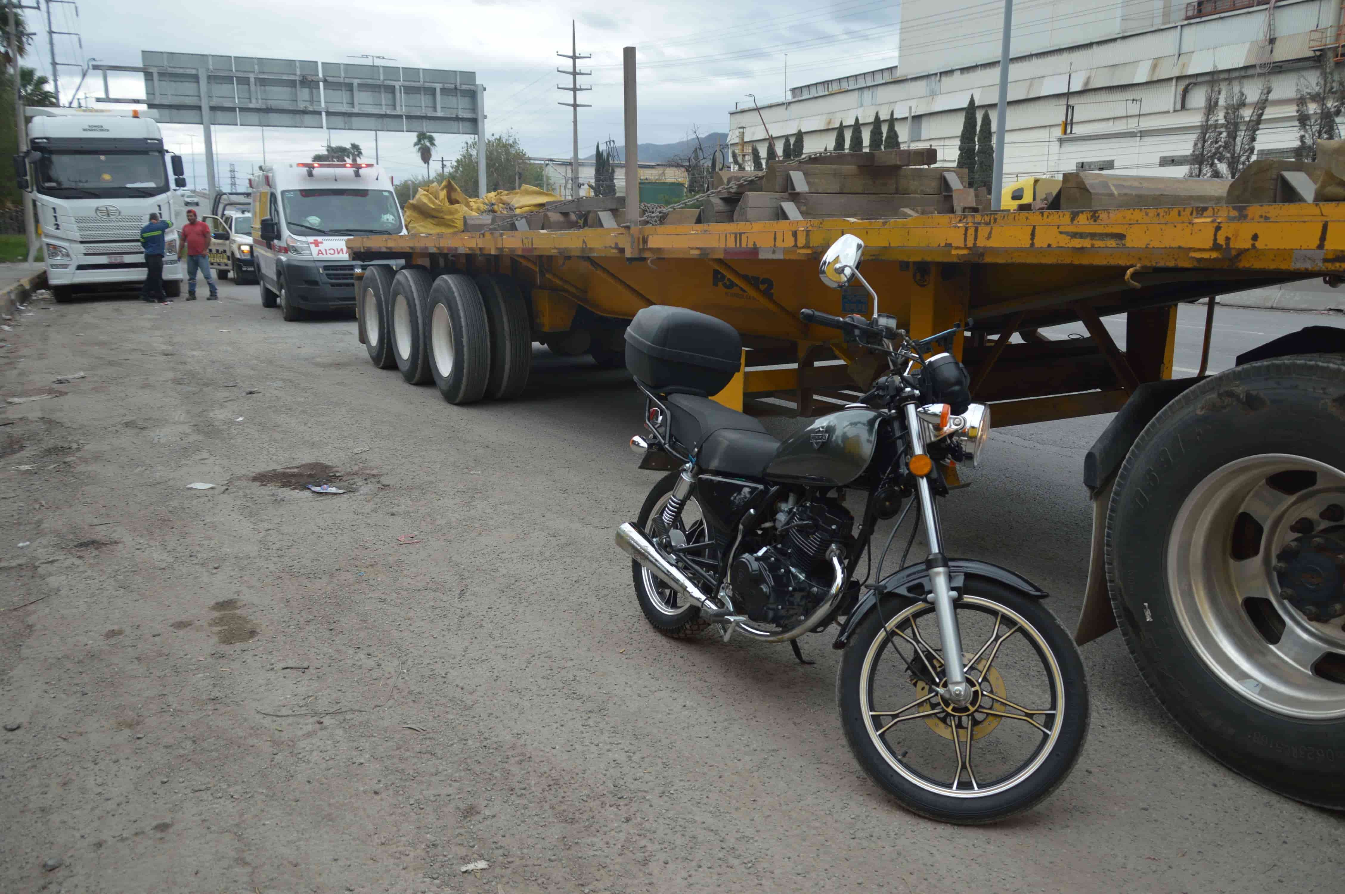 Tumba lona a motociclista en puente de Altos Hornos