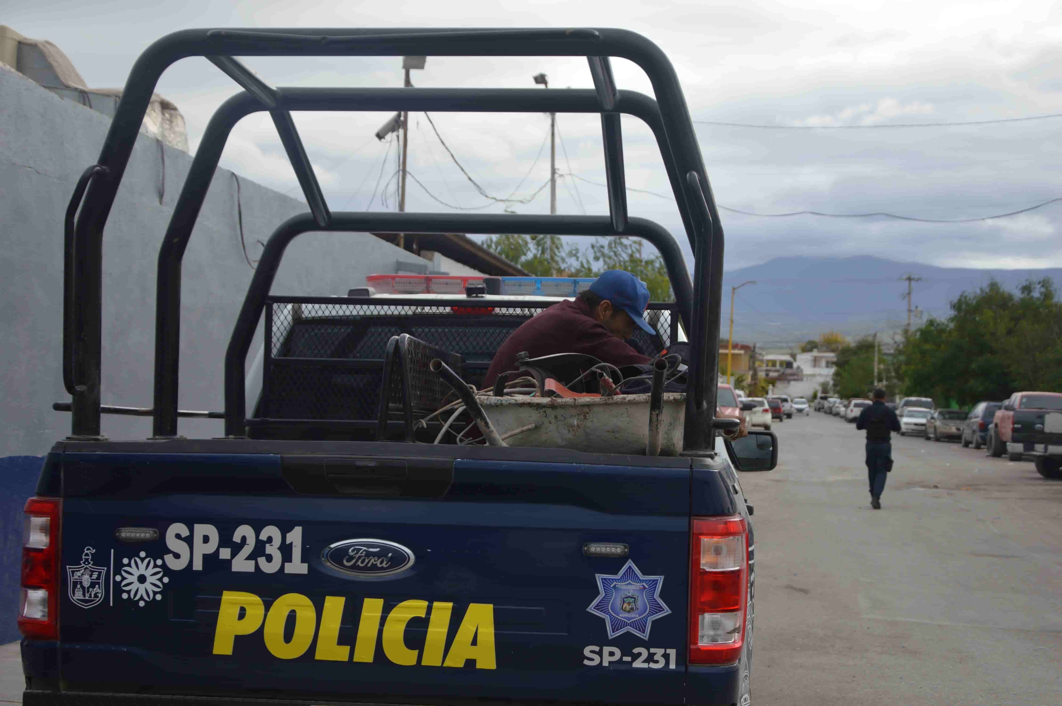 Arrestan a dos por drogarse en la calle