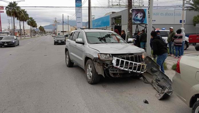 Le arranca defensa a camioneta