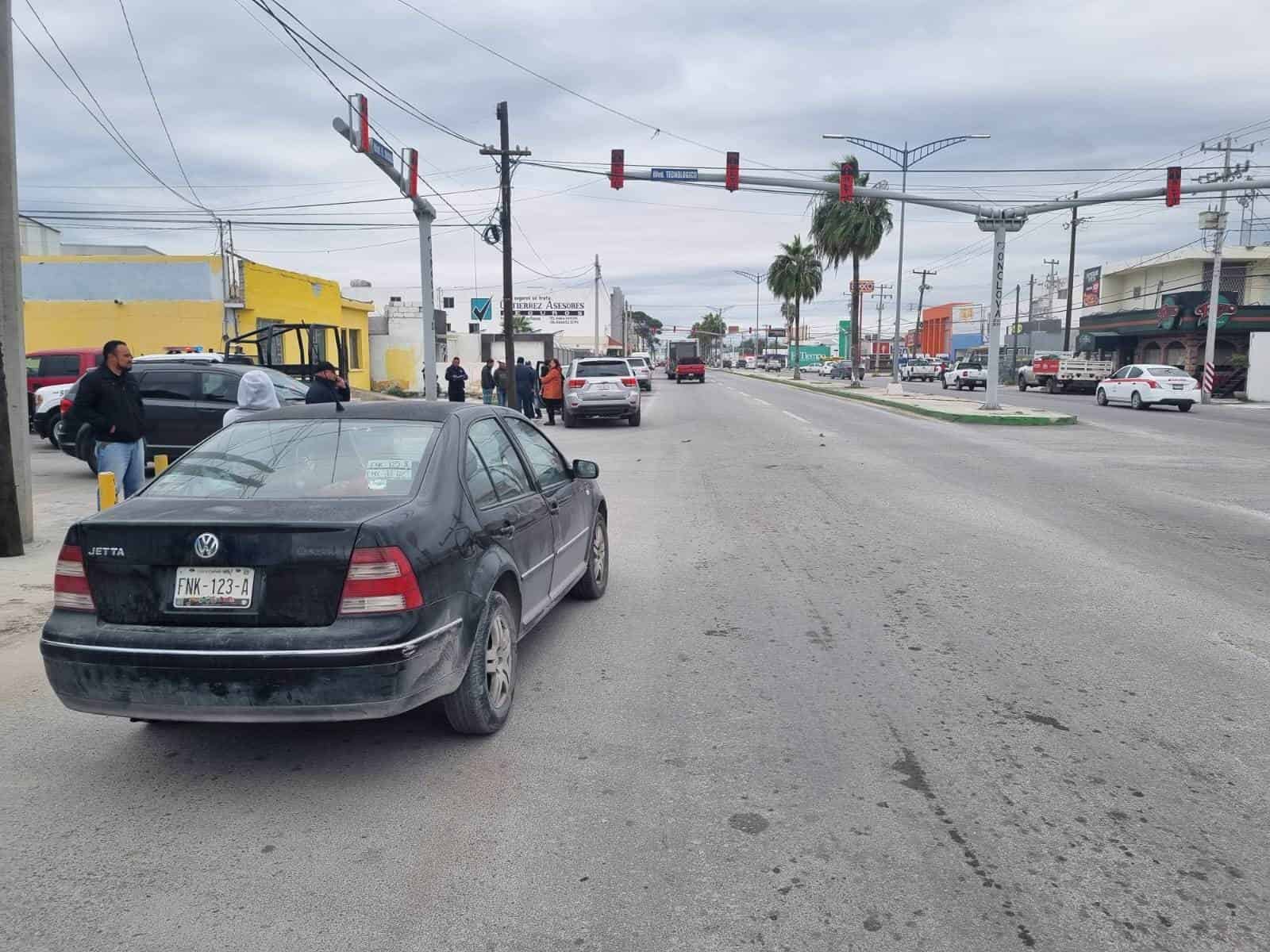 Le arranca defensa a camioneta