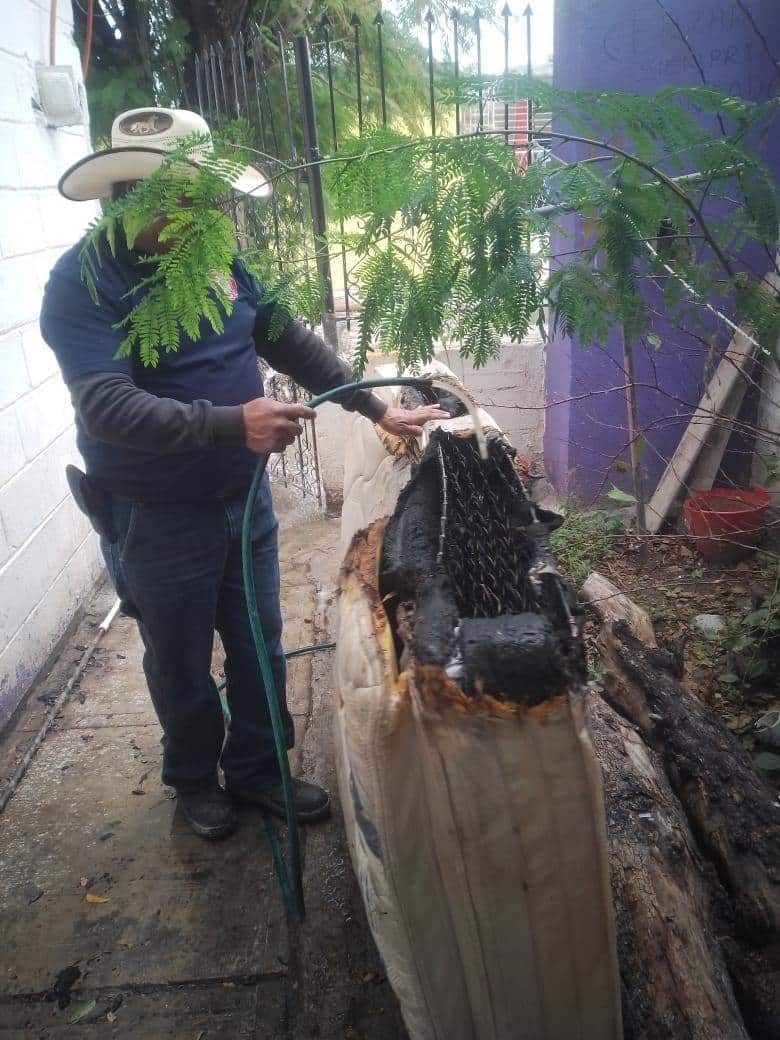 Se quema colchón por corto circuito