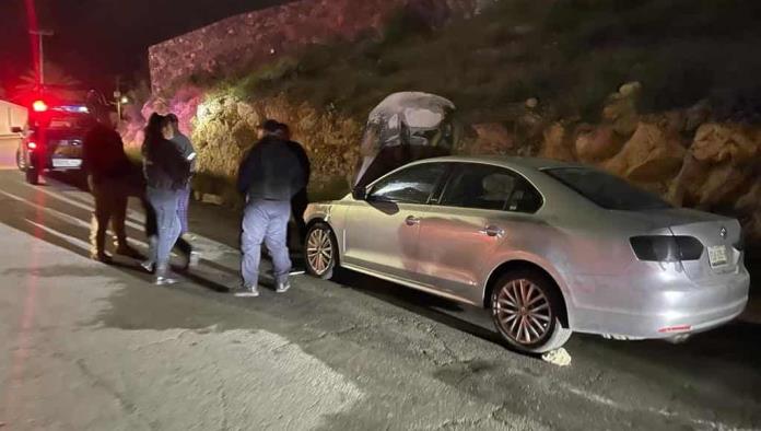 Se incendia automóvil por corto circuito en el motor