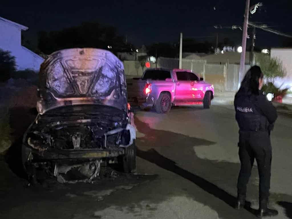 Se incendia automóvil por corto circuito en el motor