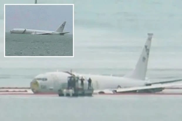 Avión de la Armada de Estados Unidos termina en el mar