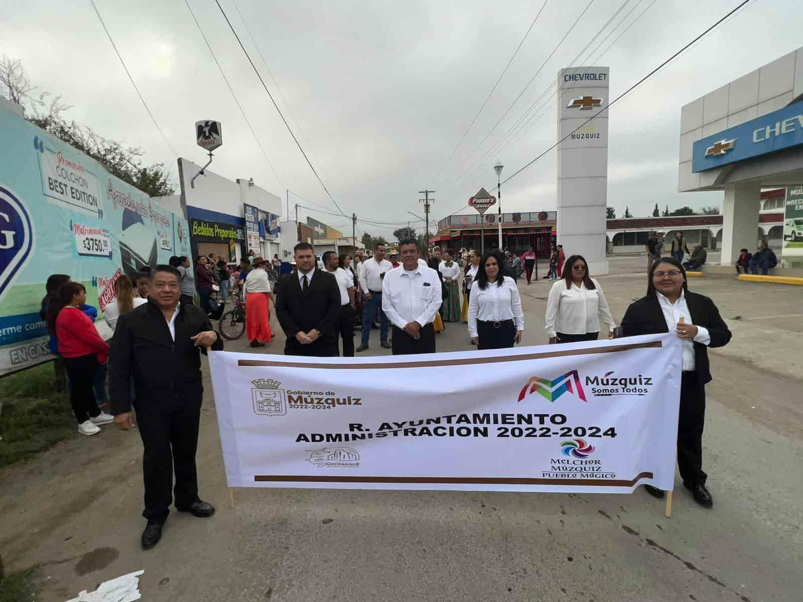 Participan mil 200 estudiantes en desfile