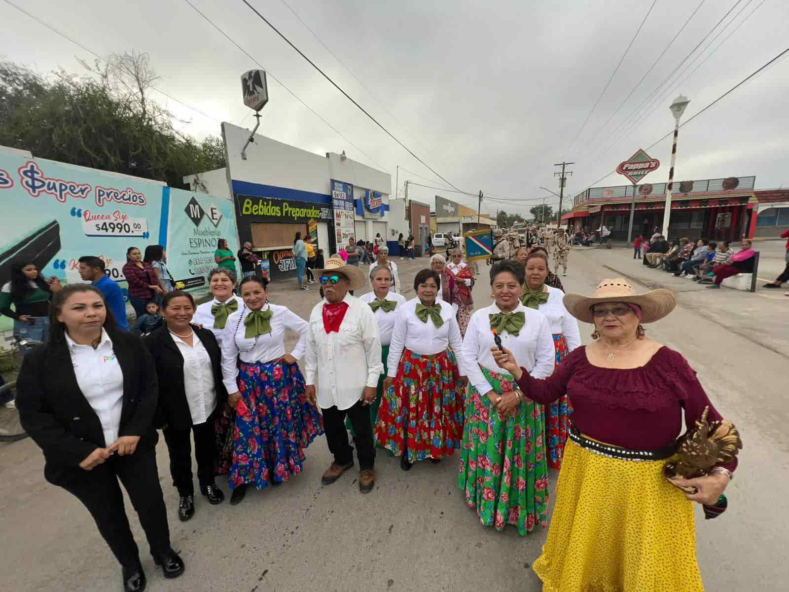 Participan mil 200 estudiantes en desfile
