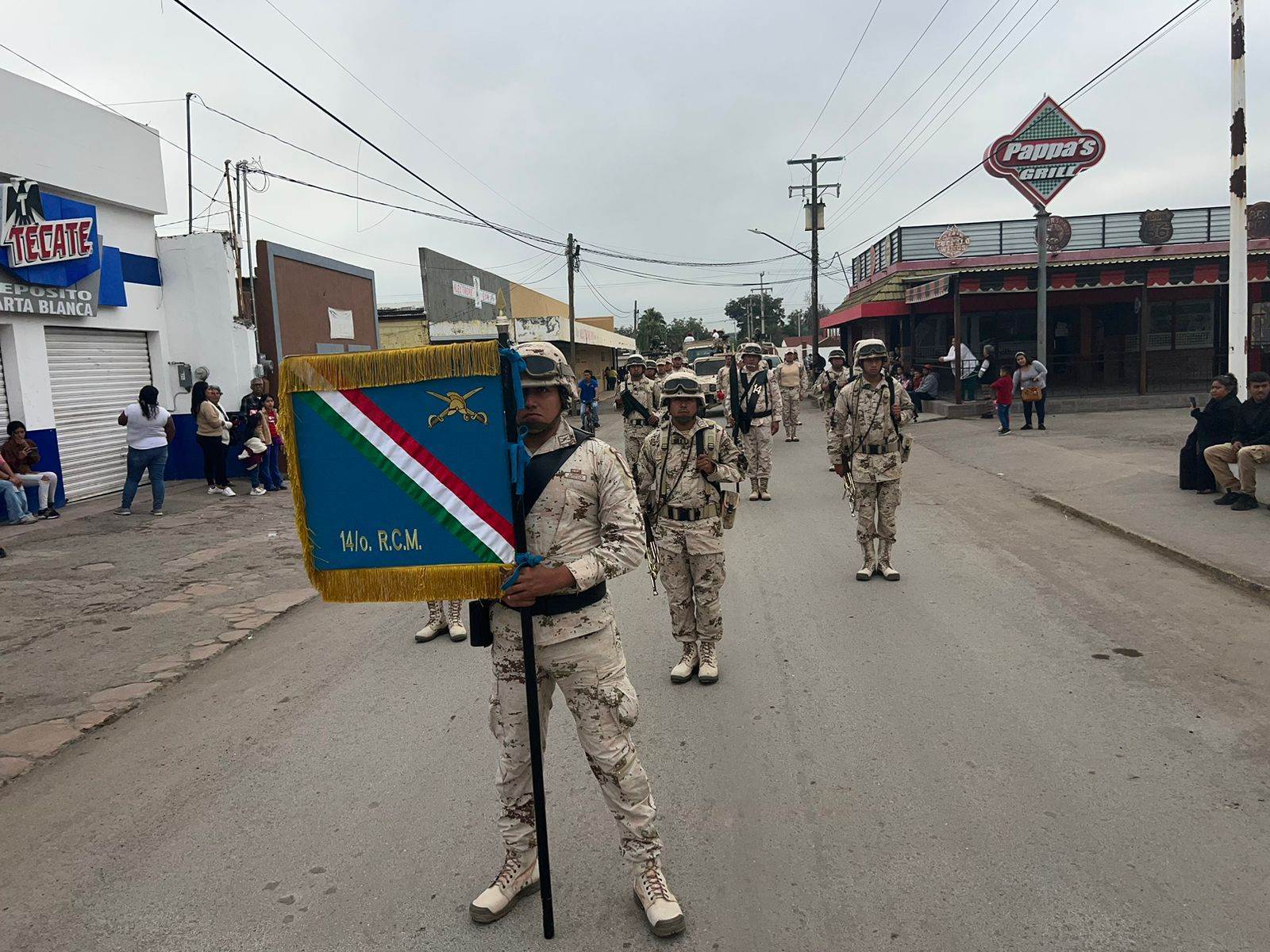 Participan mil 200 estudiantes en desfile