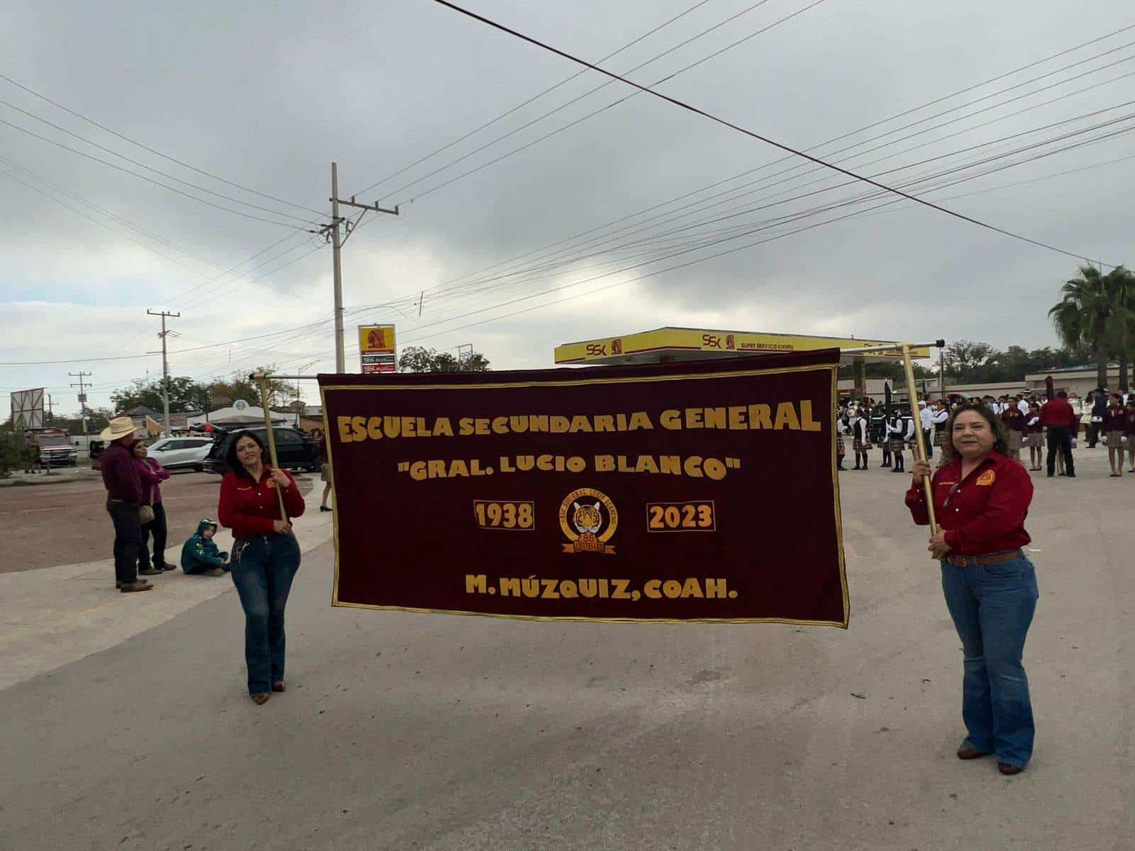 Participan mil 200 estudiantes en desfile