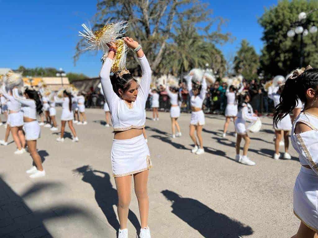 Participan mil 200 estudiantes en desfile