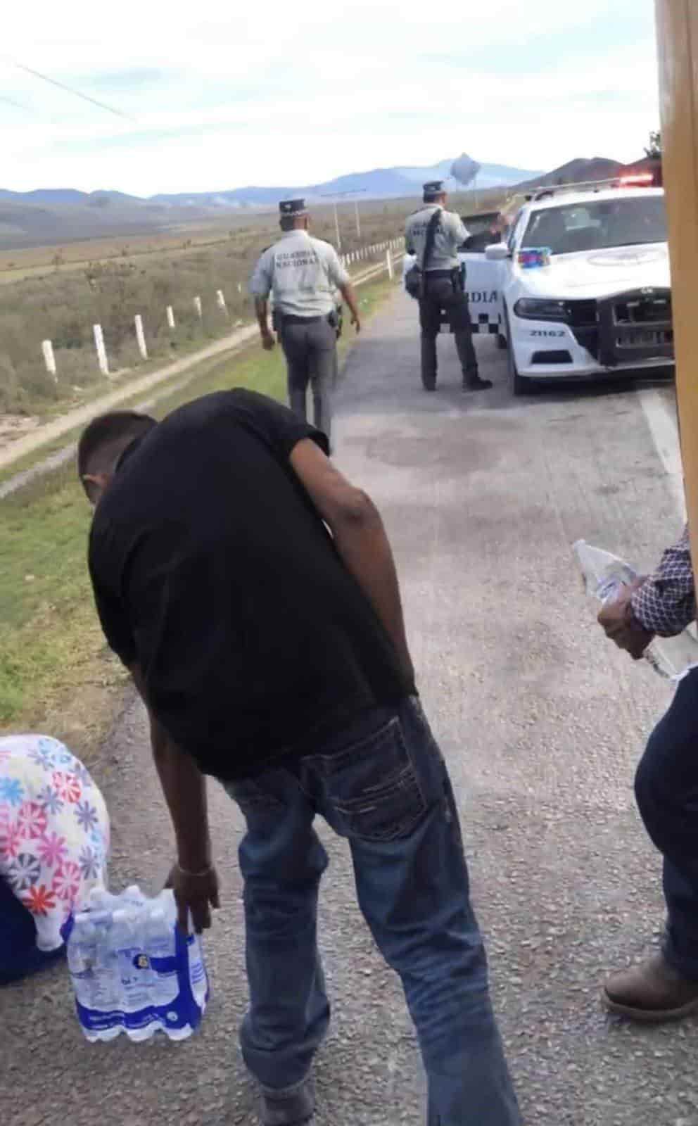 Abandona chofer a 45 pasajeros