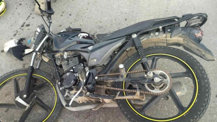 Despistada mujer embiste a motociclista