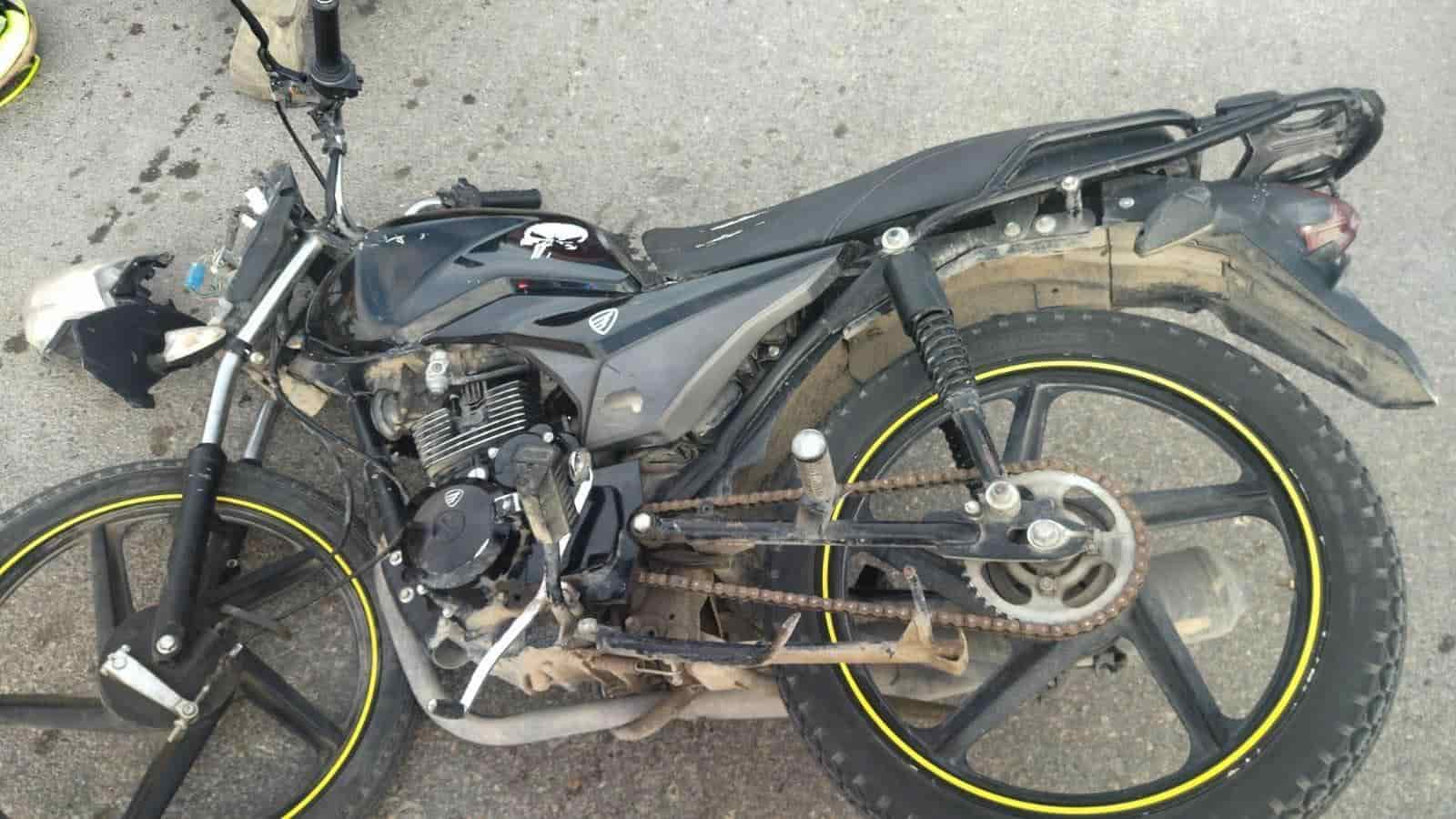 Despistada mujer embiste a motociclista