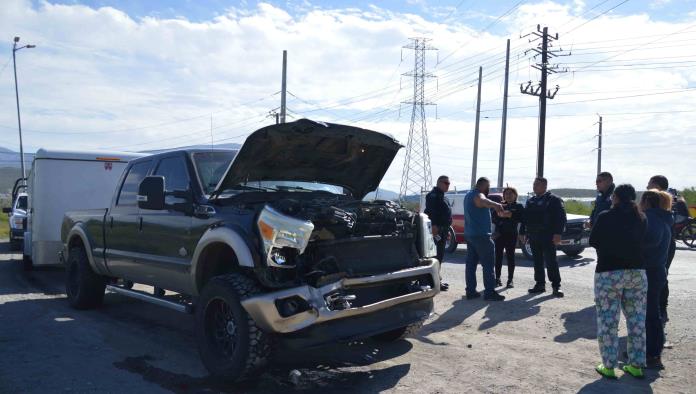 ‘Estrella’ paisano camioneta contra plataforma de tráiler