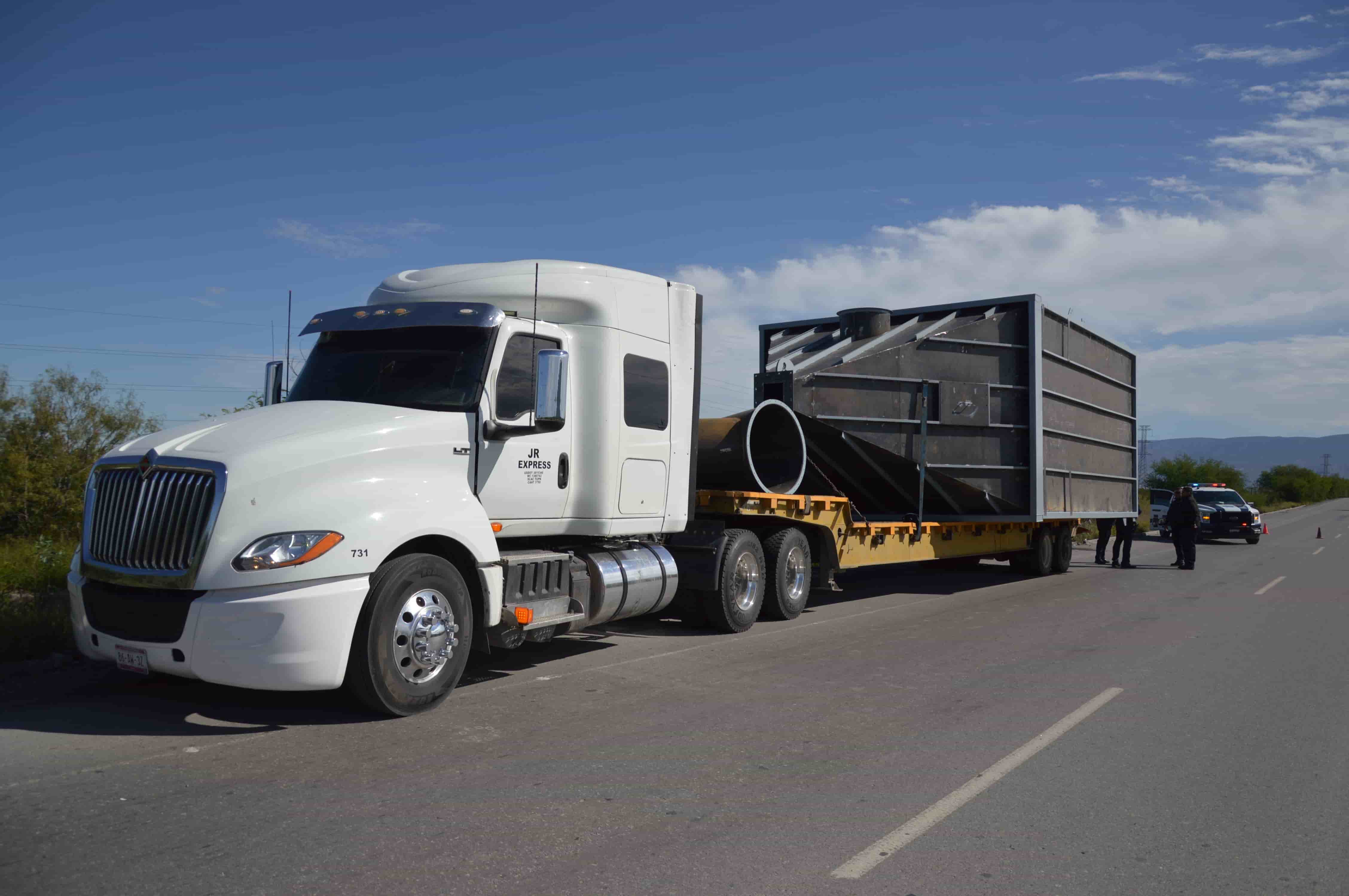 ‘Estrella’ paisano camioneta contra plataforma de tráiler