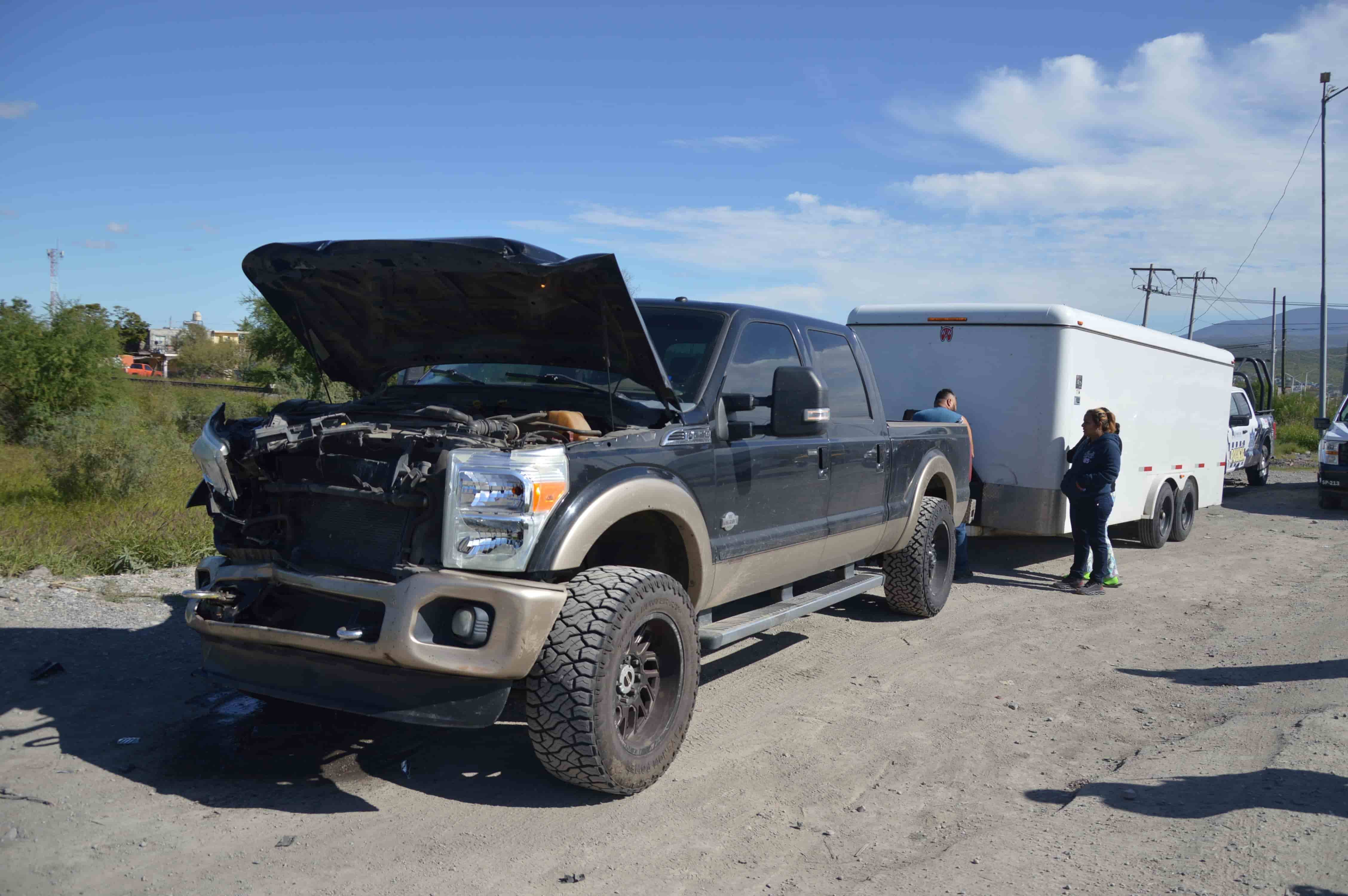 ‘Estrella’ paisano camioneta contra plataforma de tráiler