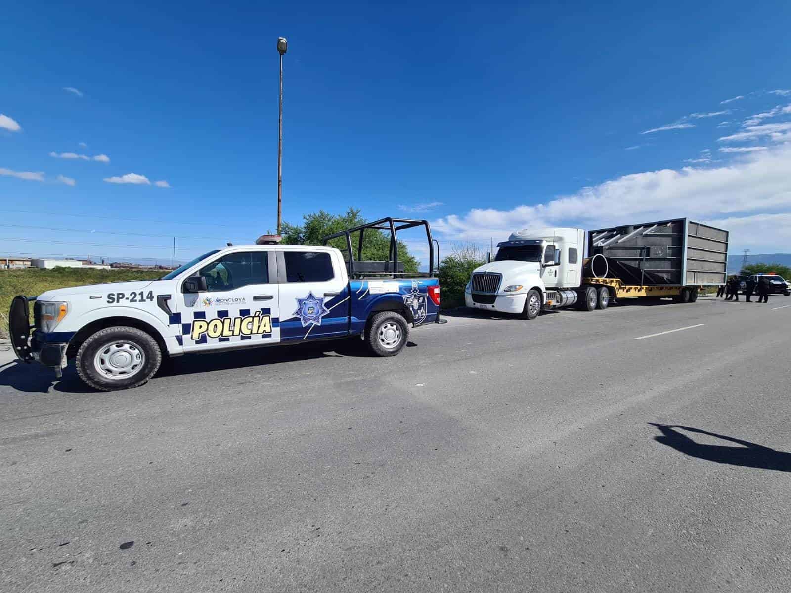 ‘Estrella’ paisano camioneta contra plataforma de tráiler