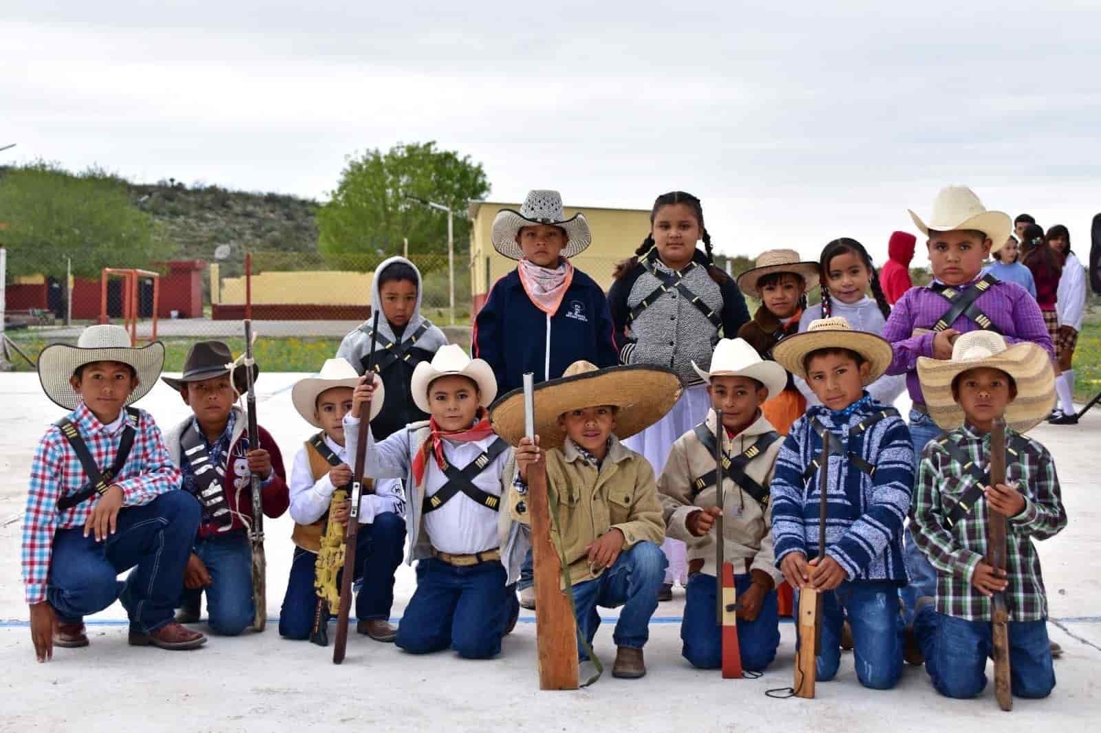 Encabeza alcalde desfile en Cuates de Australia