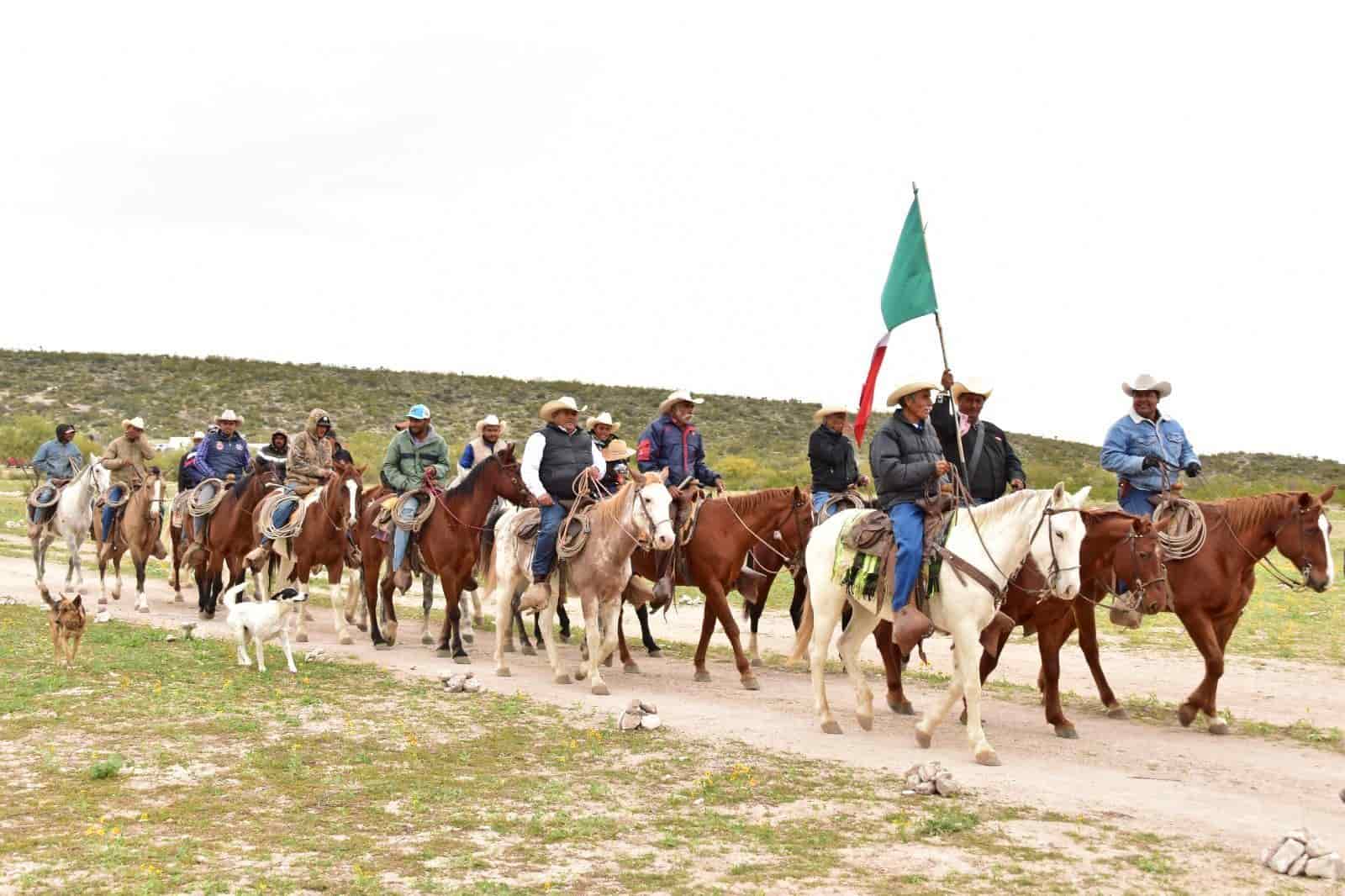 Encabeza alcalde desfile en Cuates de Australia
