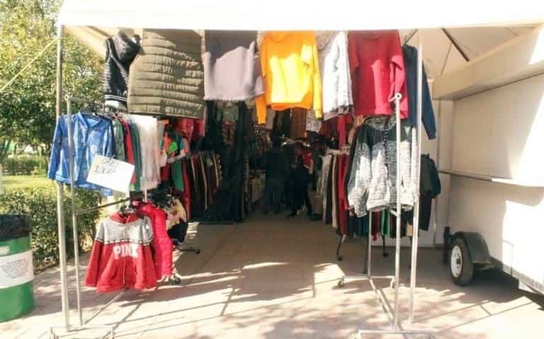 Dan espacio en la plaza a comerciantes locales
