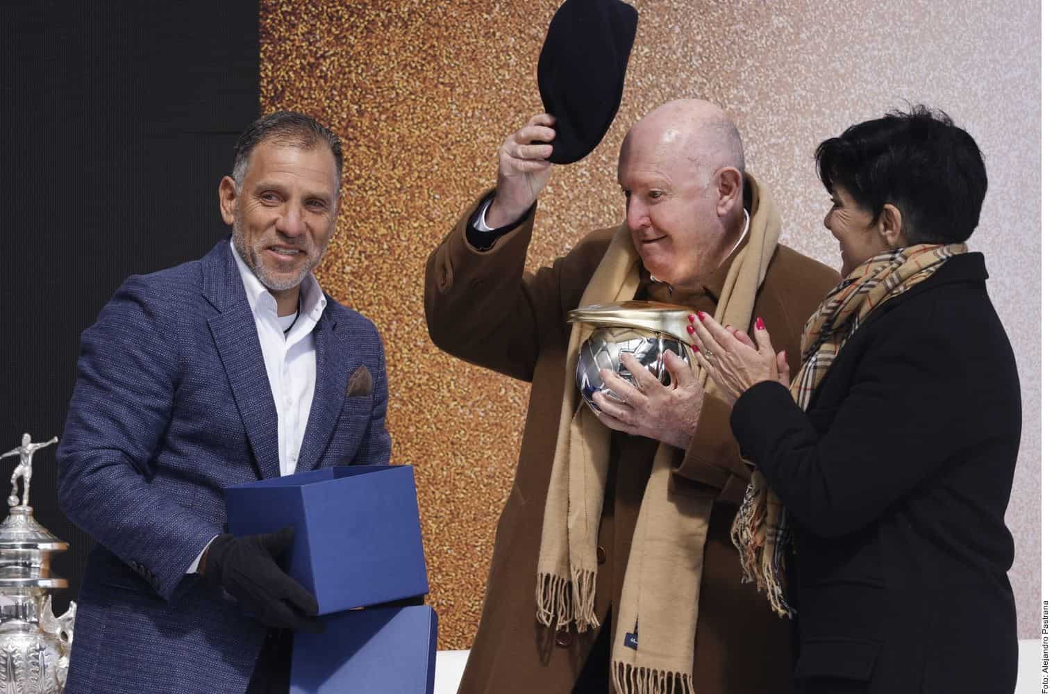 Rinden Liga MX y FMF homenaje a Manuel Lapuente 